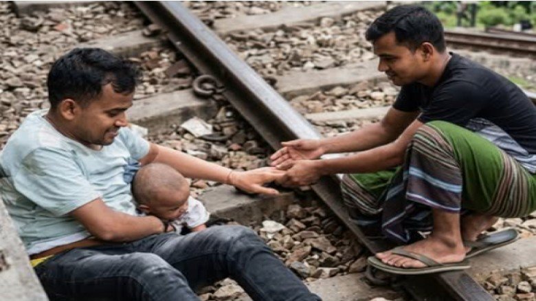 চলন্ত ট্রেনের নিচে পড়েও অক্ষত বাবা-শিশু...