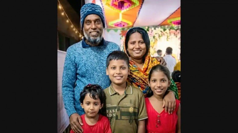 পাশাপাশি পাঁচ কবরে শায়িত স্বামী, স্ত্রী ও তিন সন্...