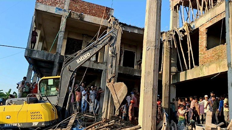 রংপুরে নির্মাণাধীন পৌর ভবনের ছাদ ধসে নিহ